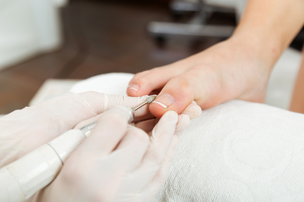 Junge Frau macht Pediküre im Salon. Schönheitskonzept.